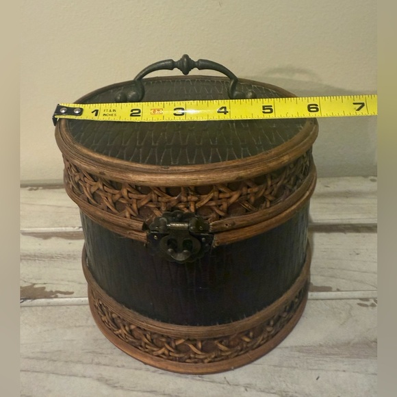 Vintage Handcrafted Wooden Circular Trinket Keepsake Box With Handle - Picture 9 of 9